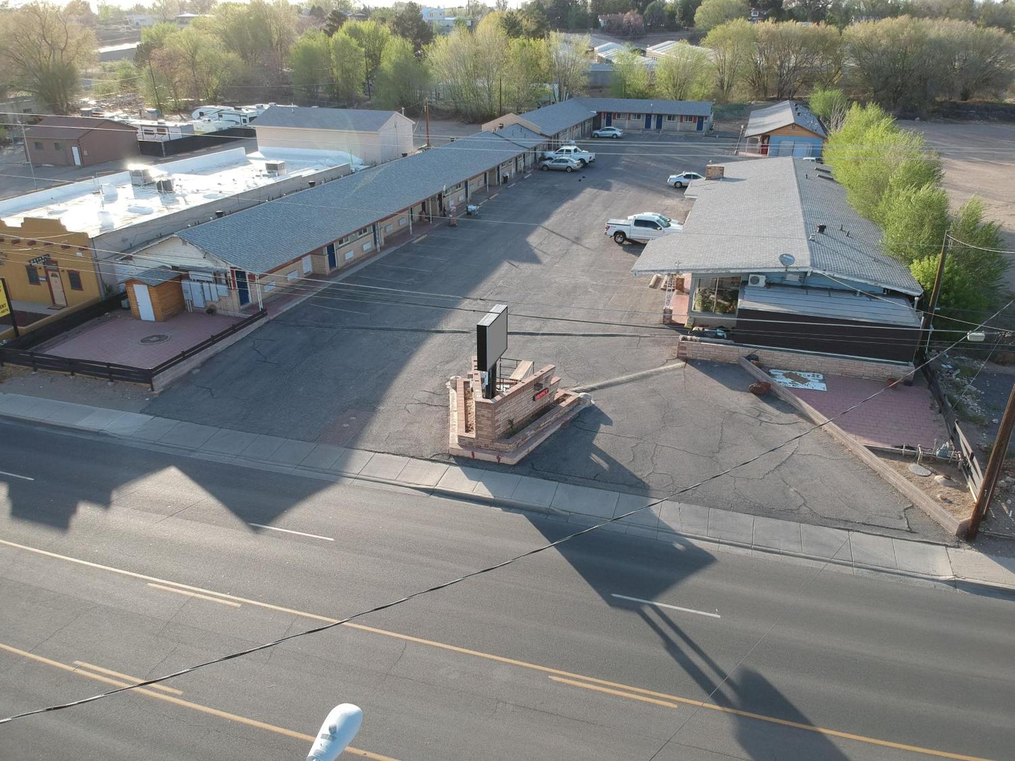 Motel Redwood *